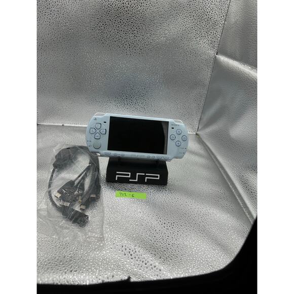 Light blue psp 2000 w/charger & new battery - Picture 1 of 8